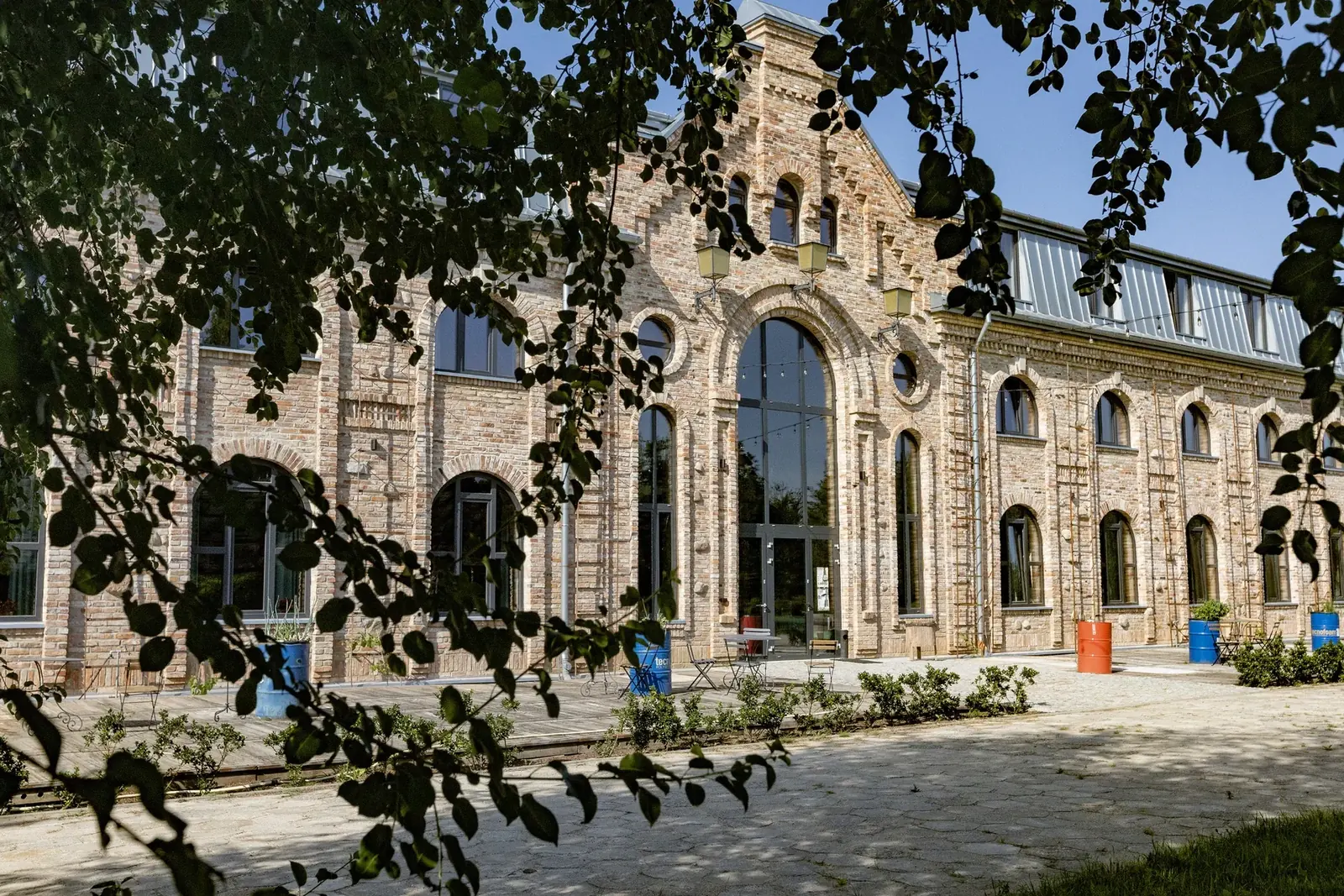 Ceglana fasada Loftu Ojrzanów